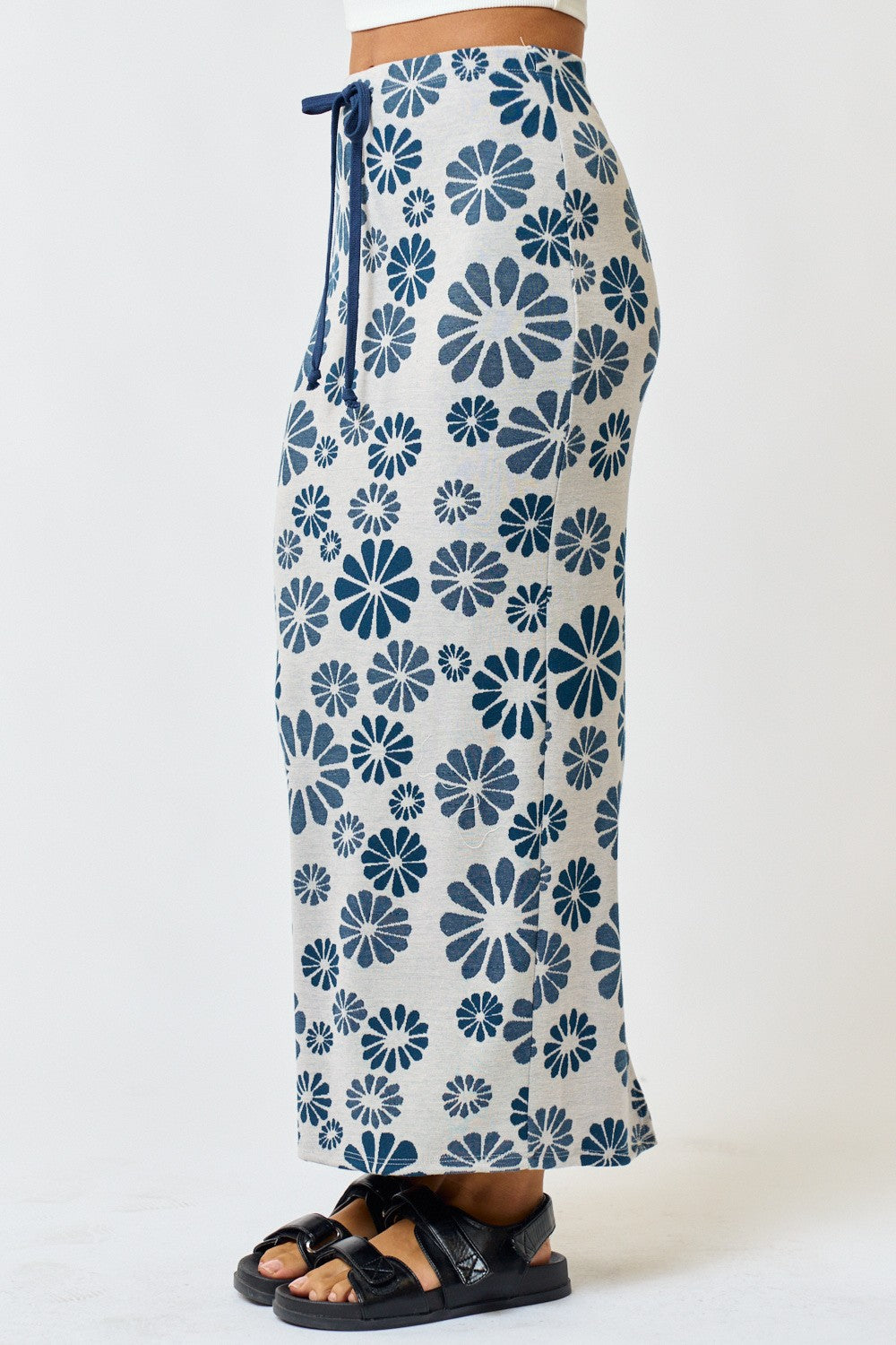 Floral Print Maxi Skirt: Slim fit with adjustable tie waist, back slit, and captivating floral design. Effortlessly stylish and machine washable for convenience. A versatile addition to your wardrobe for any occasion.